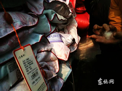 哈爾濱國(guó)潤(rùn)家飾城形成災(zāi)后馬路市場(chǎng) 銷(xiāo)售假羊絨被(視圖)